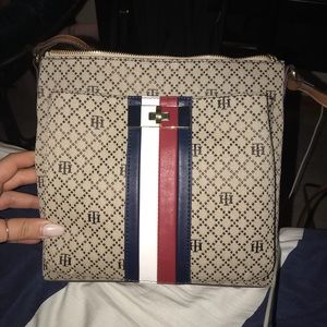 TOMMY HILFIGER SATCHEL ❤️